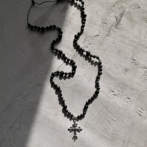 Naszyjnik męski z kamieniami i zawieszką z krzyżem no. 448