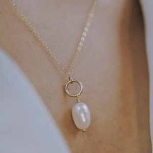 Naszyjnik z perłą na kółku studd ring pearl