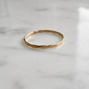 Pierścionek gold slim młotkowany