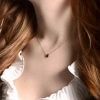 delikatny-naszyjnik-z-bordowym-kamieniem