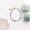 luksusowa bransoletka handmade z zielonych kamieni.webp