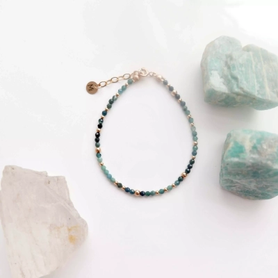 luksusowa bransoletka handmade z zielonych kamieni.webp