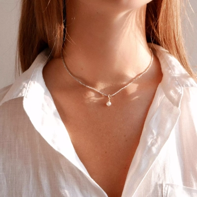 Krótki naszyjnik choker z kamieniami i perłą