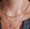 delikatny choker z różowych kamieni.webp