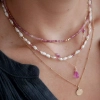 różowy choker ze złotymi kuleczkami.webp