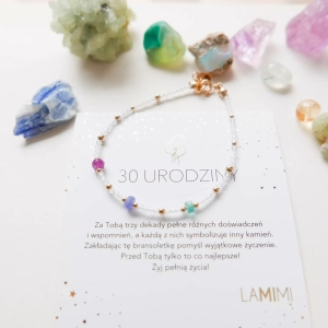 Bransoletka na 30 urodziny z kamieni naturalnych i złotych kuleczek