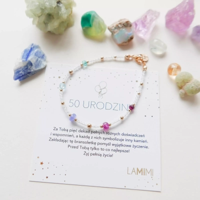 Bransoletka na 50 urodziny z kamieni naturalnych i złotych kuleczek