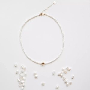Naszyjnik choker z perłami i złotą kulką