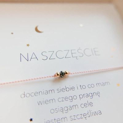 bransoletka przynoszaca szczęście z diamentem.webp