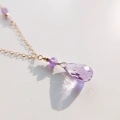 długi naszyjnik z fioletowym kamieniem.webp