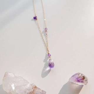 Delikatny naszyjnik damski z zawieszką z cieniowanego ametystu