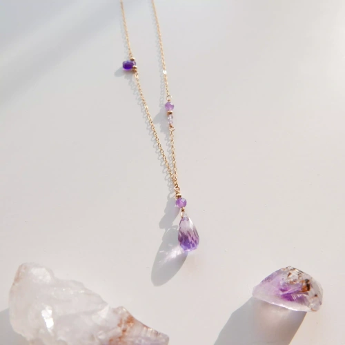 złoty naszyjnik damski z zawieszką ameystu.webp
