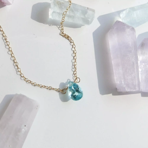 delikatny naszyjnik ze złota z naturalnym kamieniem niebieskim.webp