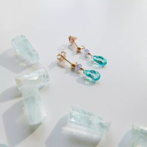 kolczyki sztyfty naturalne kamienie.webp